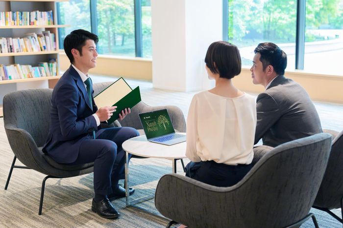 Sản phẩm bảo hiểm liên kết đơn vị Xanh Phú Quý được nhiều người thuộc thế hệ “sandwich” quan tâm để bảo vệ và tích lũy tài chính cho giai đoạn hưu trí. Ảnh: Hà Hằng.