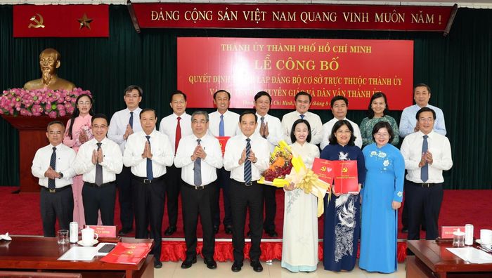  Lãnh đạo Thành ủy TP.HCM chúc mừng thành lập Đảng bộ HĐND TP.HCM. Ảnh: Phan Anh.
