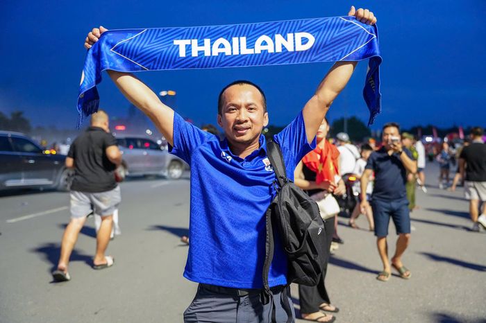 Không khí sôi động bên ngoài sân Mỹ Đình. Ảnh: Hiền Trần.