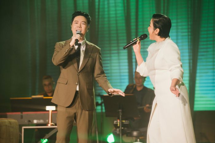  Diva Mỹ Linh và ca sĩ Lê Hiếu mang đến màn trình diễn thu hút. 