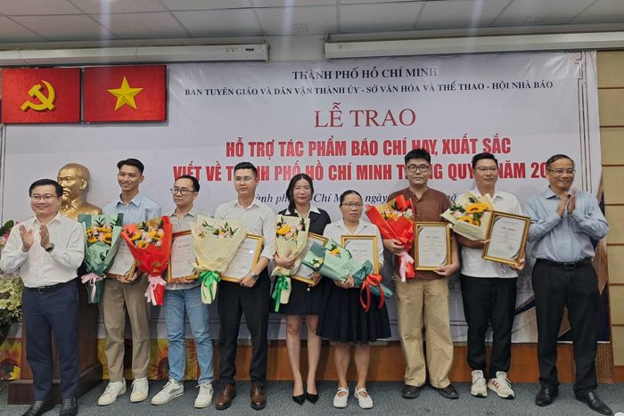  Đại diện Tri Thức - Znews (thứ ba từ phải sang) nhận Thư khen của Ban tuyên giáo và Dân vận Thành ủy - Sở Văn hóa và Thể thao - Hội Nhà báo TP.HCM. Ảnh: Trang Thư. 