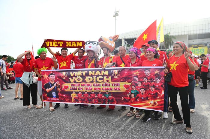 Sau 2-0 ở lượt đi, cổ động viên Việt Nam có thêm lý do để chờ đợi một đêm ăn mừng ở sân Mỹ Đình. Thái Lan nhiều khả năng phải chơi tấn công để tìm bàn gỡ, trong khi Việt Nam có thể chọn cách nhập cuộc thận trọng hơn. Với lợi thế đang có, kịch bản đội tuyển giữ vững khoảng cách và khép lại trận chung kết bằng chức vô địch là điều được nhiều người kỳ vọng. Ảnh: Viết Huy.