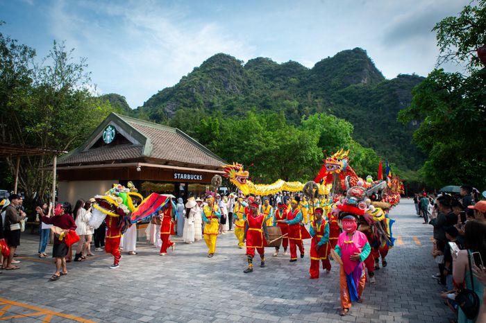 Du khách tham quan di sản Tràng An dịp nghỉ lễ 30/4-15.