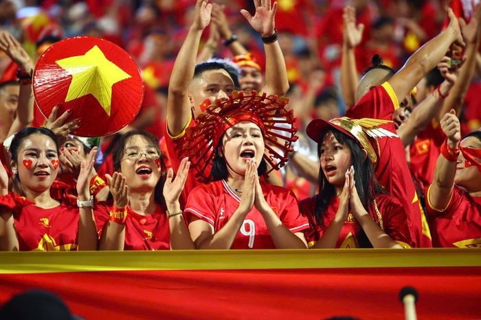  Không khí cuồng nhiệt bên trong sân vận động Mỹ Đình trước giờ bóng lăn. Ảnh: Anh Tiến. 