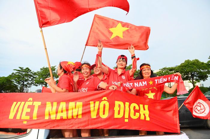  Nhiều cổ động viên chuẩn bị sẵn cờ, cúp mạ vàng để cổ vũ đội tuyển Việt Nam. Ảnh: Trần Hiền. 