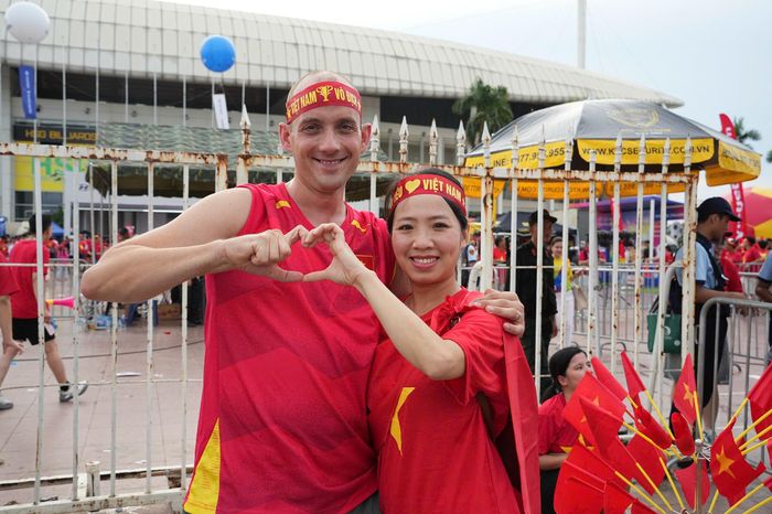  Chị Hương Mai và anh Buelck trước sân vận động Mỹ Đình chiều 26/8. Ảnh: Trần Hiền. 