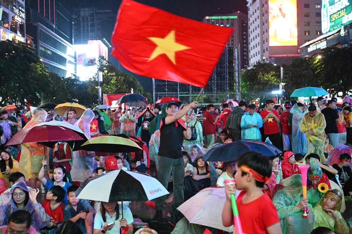  Sau chiến thắng 2-0 ở lượt đi, người hâm mộ Việt Nam kỳ vọng một đêm ăn mừng. Thái Lan buộc phải tấn công để tìm bàn gỡ, trong khi tuyển Việt Nam có thể chơi chắc chắn, bảo toàn lợi thế và hướng đến chức vô địch. Ảnh: Hoài Bảo. 