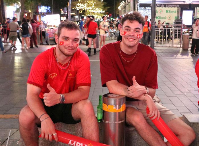 Casper (bên phải) và Mario (bên trái) yêu thích văn hóa cổ động của Việt Nam.