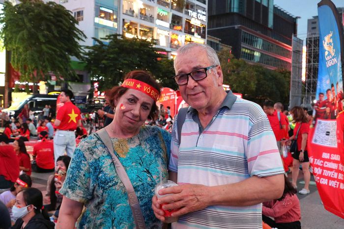 Ông Saba và bà Ginna thích đi xung quanh phố để xem cách người Việt Nam tận hưởng trận bóng.