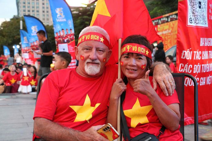 Vợ chồng ông Peter đến phố đi bộ từ sớm để tìm được chỗ ngồi đẹp.