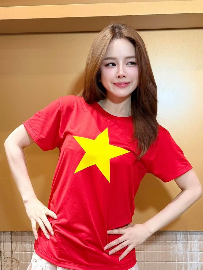 Dàn sao Việt ủng hộ tuyển Việt Nam ở trận chung kết lượt về. Ảnh: FBNV.