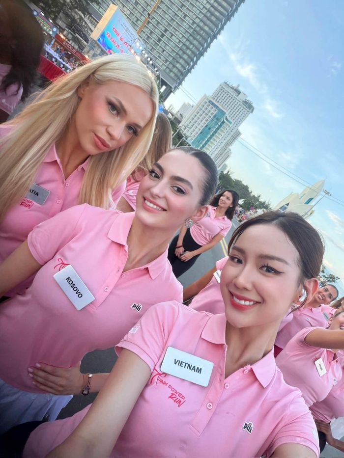 Bảo Ngọc cùng các thí sinh Miss World. 