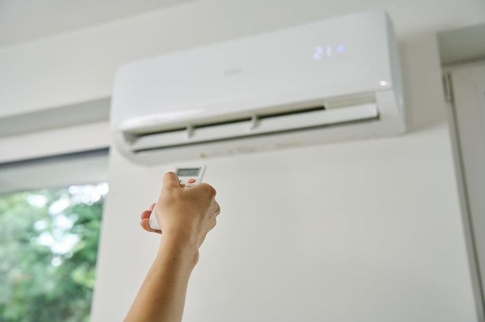 Bật tắt điều hòa liên tục có thể hại sức khỏe, đặc biệt đối với những người có đường hô hấp nhạy cảm. Ảnh: Shutterstock.