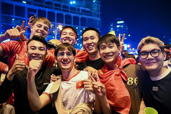 Gần 0h hàng nghìn người dân vẫn đổ về cầu Ba Son ăn mừng chiến thắng của tuyển Việt Nam. Các tuyến đường như Lê Lợi, Hàm Nghi, Trần Hưng Đạo cũng kín cổ động viên ăn mừng cuồng nhiệt chiến thắng lịch sử. Ảnh: Quỳnh Danh, Hoài Bảo.