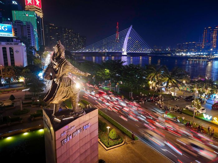  Càng về đêm, dòng người ăn mừng trên các ngả đường như Hai Bà Trưng, Phạm Ngọc Thạch hay khu vực xung quanh Chợ Bến Thành vẫn nối đuôi nhau chưa có dấu hiệu hạ nhiệt. Ảnh: Quỳnh Danh. 