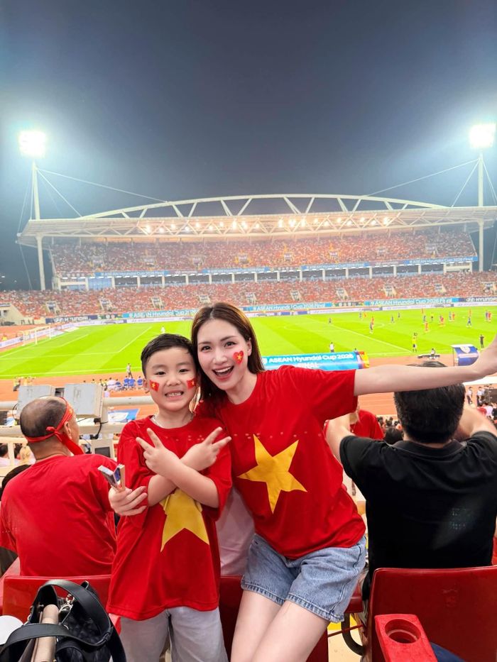 Nhiều nghệ sĩ có mặt tại Mỹ Đình để theo dõi trận chung kết. Ảnh: FBNV.
