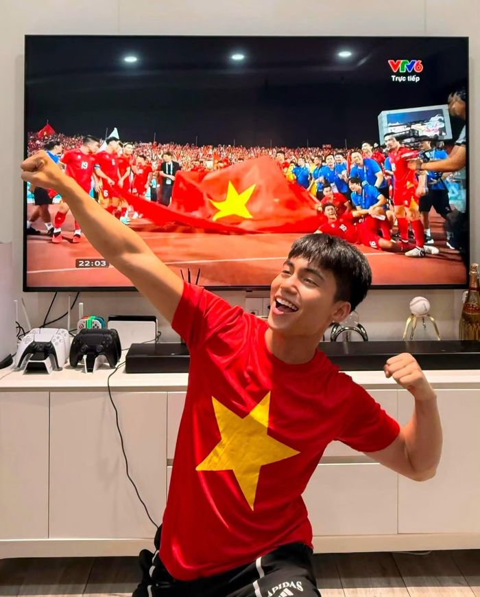 Các sao Việt vỡ òa niềm vui khi Việt Nam vô địch. 