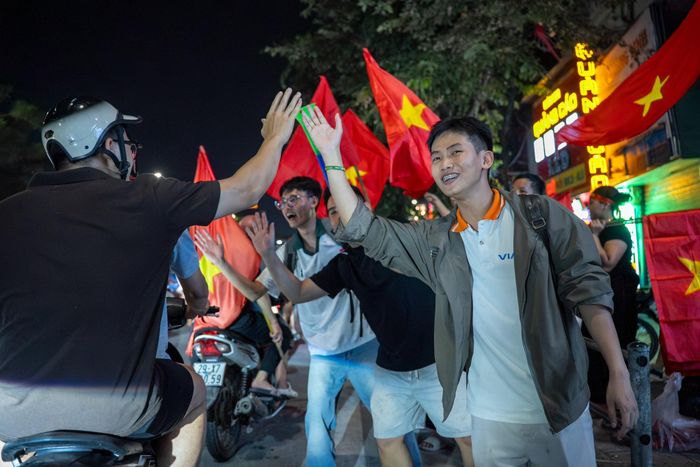  Sau 0h, những tiếng hô “Việt Nam vô địch” vẫn vang vọng trên nhiều tuyến phố Hà Nội. Niềm vui chung kết nối hàng nghìn con người xa lạ. 