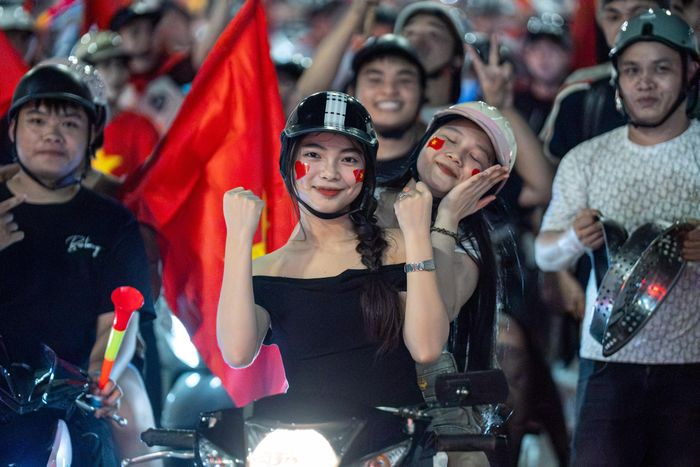 Trong trận chung kết trên sân Mỹ Đình, người hâm mộ tuyển Việt Nam trải qua đủ mọi cung bậc cảm xúc theo những diễn biến trên sân. Tiếng còi mãn cuộc cất lên cũng là lúc tất cả vỡ òa trong niềm vui chiến thắng. 