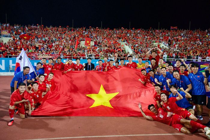  Trên sân Mỹ Đình, hai bàn thắng cho tuyển Việt Nam đến từ pha lập công của Hoàng Hên và bàn phản lưới nhà của Wanchai Jarunongkran. Đặc biệt trong hiệp 2, tuyển Thái Lan có cơ hội ghi bàn từ chấm phạt đền sau pha phạm lỗi của Xuân Mạnh trong vùng cấm, nhưng Kakana lại có cú sút bay vọt xà. Đây cũng là lần đầu tiên tuyển Việt Nam bảo vệ thành công ngai vàng khu vực, tái khẳng định sức mạnh của những "chiến binh sao vàng". Sau ASEAN Cup 2026, thầy trò HLV Kim Sang-sik sẽ hướng đến mục tiêu ở những giải đấu lớn hơn, trước mắt là FIFA ASEAN Cup. Ảnh: Đinh Hà. 