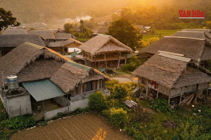 Khung cảnh bình yên, độc bản thôn Tha thu hút du khách trong và ngoài nước đến chiêm ngưỡng, khám phá