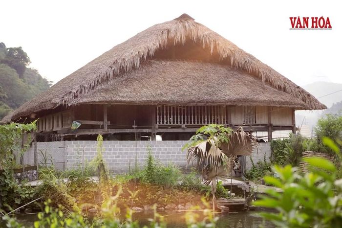 Những ngôi nhà sàn với lá cọ đặc trưng nép mình dưới dãy núi rừng đại ngàn