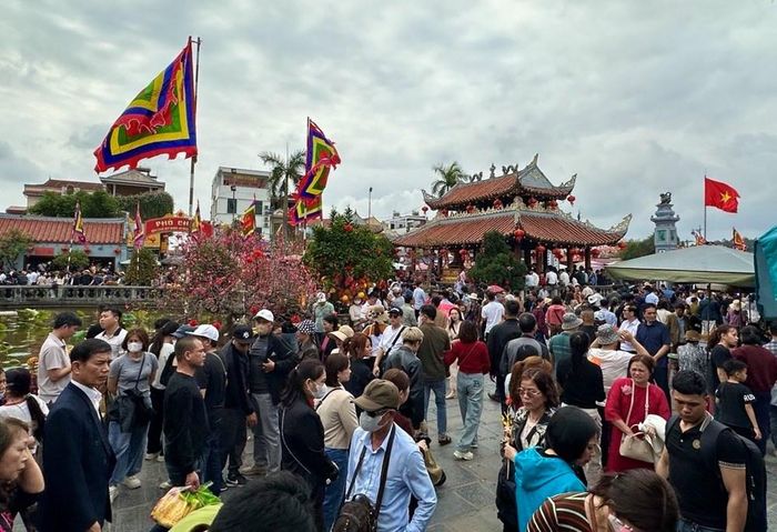 Di tích Phủ Dầy hàng năm thu hút rất đông người dân, du khách thập phương tới tham quan, vãn cảnh