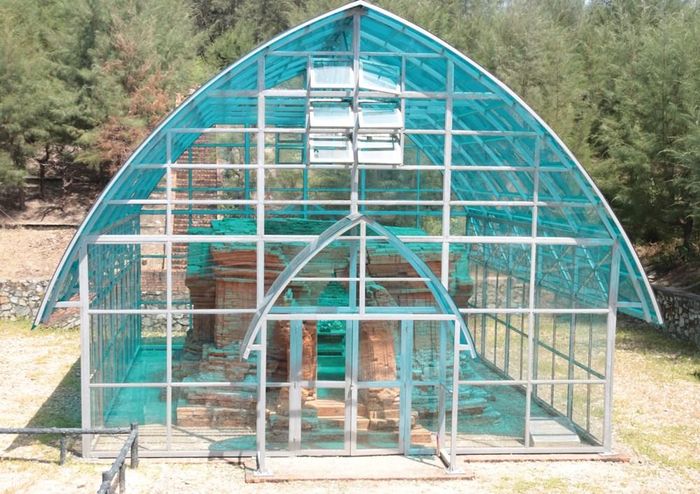 Tháp Chăm Phú Diên được bảo quản trong nhà kính và đóng kín nhiều năm qua