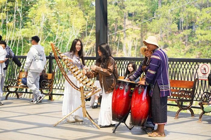 Du khách tìm hiểu về nhạc cụ đồng bào các dân tộc Tây Nguyên