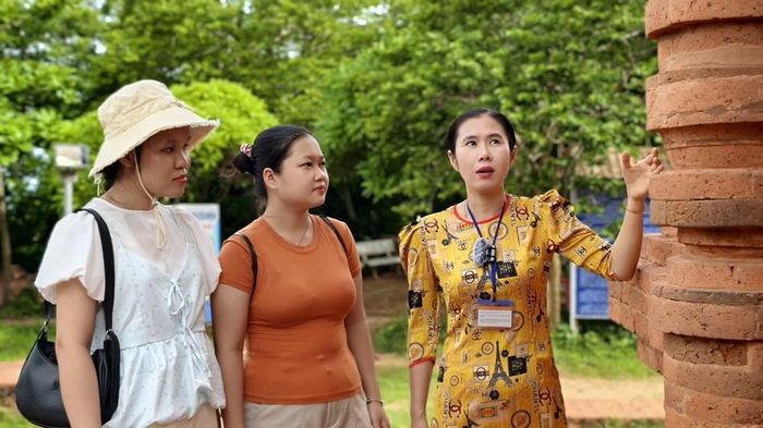 Du khách tham quan, tìm hiểu về di tích lịch sử vùng đất