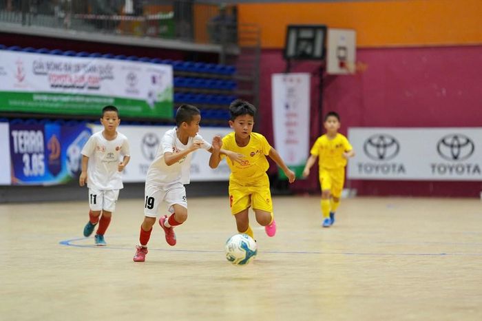 Các cầu thủ nhí thi đấu quyết liệt tại Giải bóng đá U9 toàn quốc Toyota Cup 2026