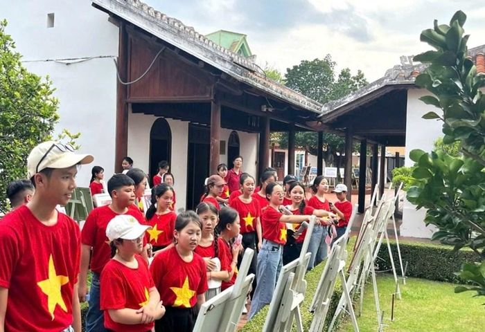 Du khách tham quan không gian triển lãm