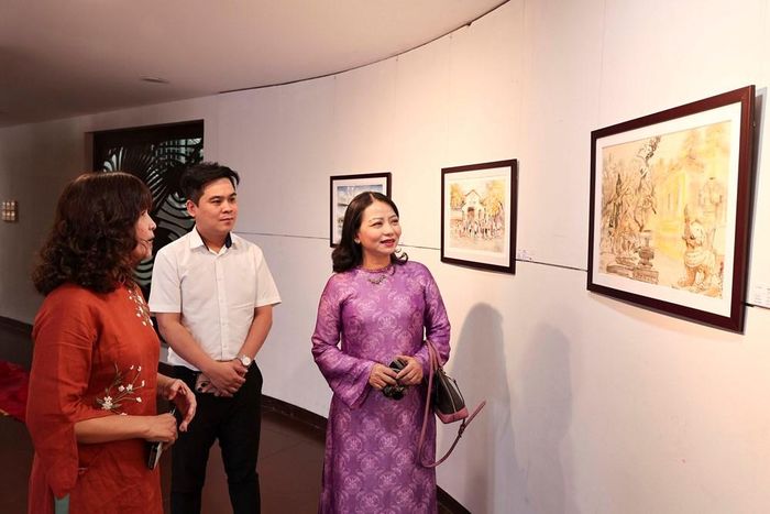 Các đại biểu tham quan không gian triển lãm