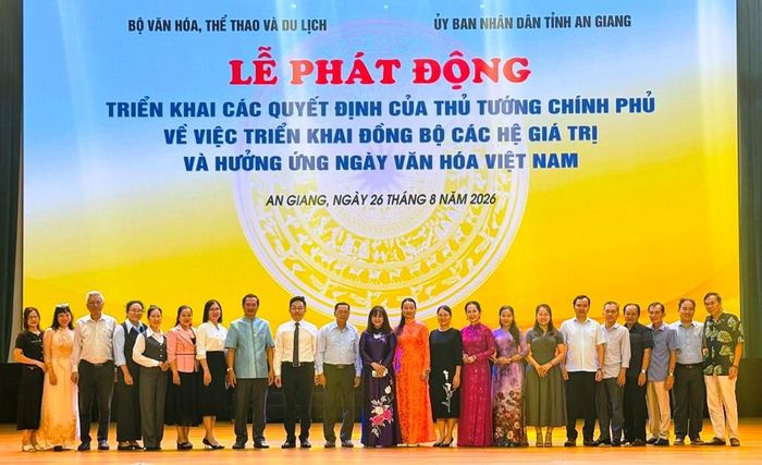 Các đại biểu về dự Lễ phát động sáng 26.8