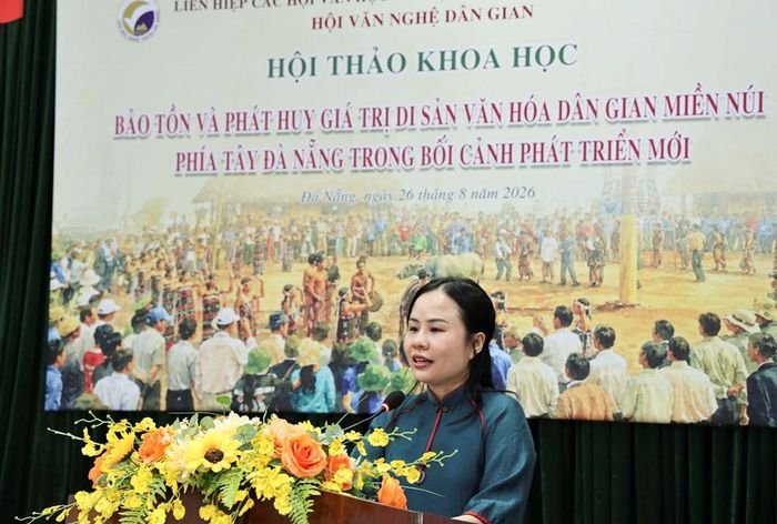 ThS. Đinh Thị Trang, Phó Chủ tịch Liên hiệp các Hội Văn học - Nghệ thuật TP. Đà Nẵng, Chủ tịch Hội Văn nghệ dân gian Đà Nẵng phát biểu tại hội thảo