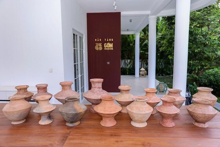 Sưu tập Sa Huỳnh và Đông Sơn gồm 15 hiện vật gốm, có niên đại chủ yếu khoảng 2.300 - 2.000 năm cách ngày nay