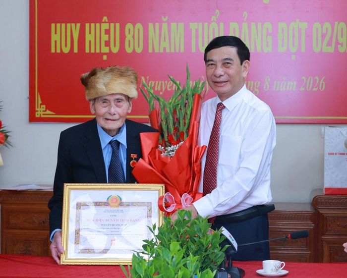 Đại tướng Phan Văn Giang, Ủy viên Bộ Chính trị, Phó Thủ tướng Chính phủ, Bộ trưởng Bộ Quốc phòng trao tặng Huy hiệu 80 năm tuổi Đảng cho đồng chí Nguyễn Quang Nam, Chi bộ Hoàng Đàm, Đảng bộ phường Vạn Xuân