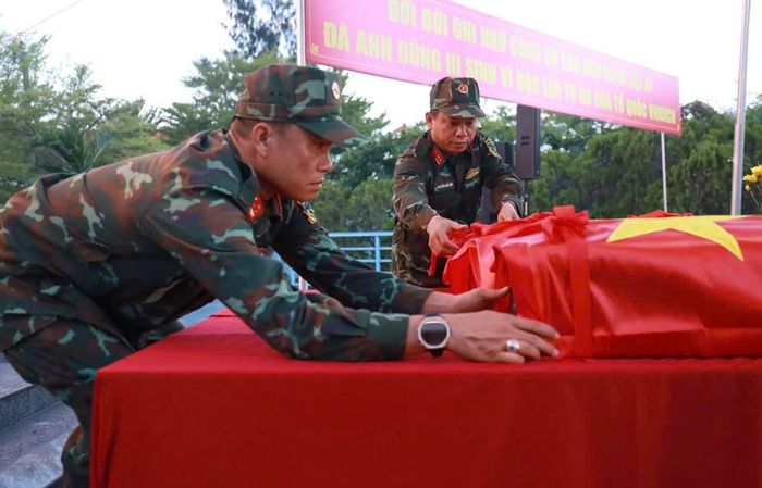 Sau 2 ngày, lực lượng chức năng đã tìm kiếm, cất bốc được 4 bài cốt liệt sĩ