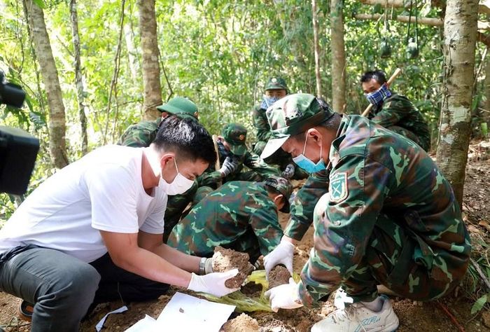 Lực lượng chức năng tỉnh Khánh Hòa và xã Vạn Ninh tổ chức tìm kiếm, cất bốc 4 hài cốt liệt sĩ tại núi Hòn Chảo