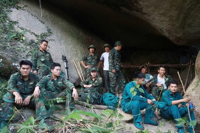Khu vực tìm kiếm có địa hình rừng núi dốc, hiểm trở, không có đường mòn, việc tiếp cận gặp nhiều khó khăn