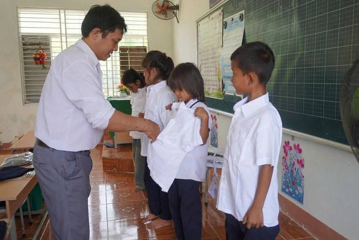 Những bộ đồng phục mới mang đến niềm vui cho học sinh vùng cao trước thềm năm học mới