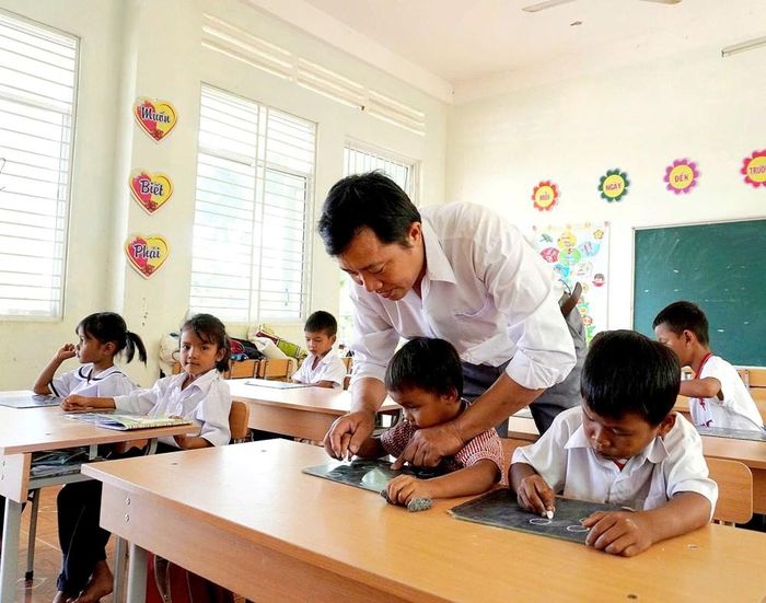 Thầy giáo Trần Thanh Hà hướng dẫn học sinh làm quen với tiếng Việt trước khi vào lớp 1