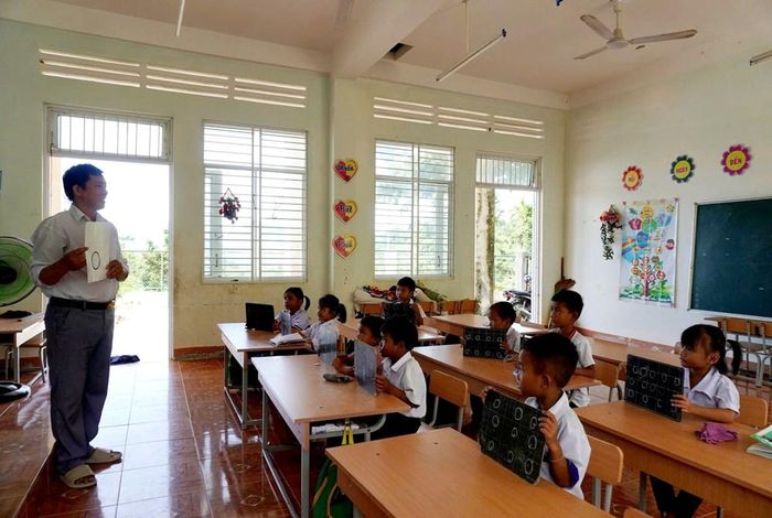 Thầy Hà kiên trì hướng dẫn học sinh phát âm, nhận diện mặt chữ và tập đọc