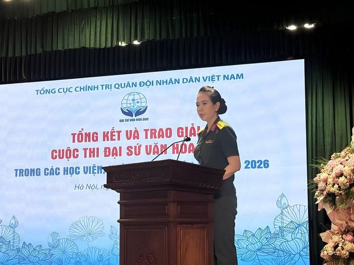 Giám đốc Thư viện Quân đội, Đại tá Mạc Thùy Dương trình bày báo cáo tổng kết cuộc thi