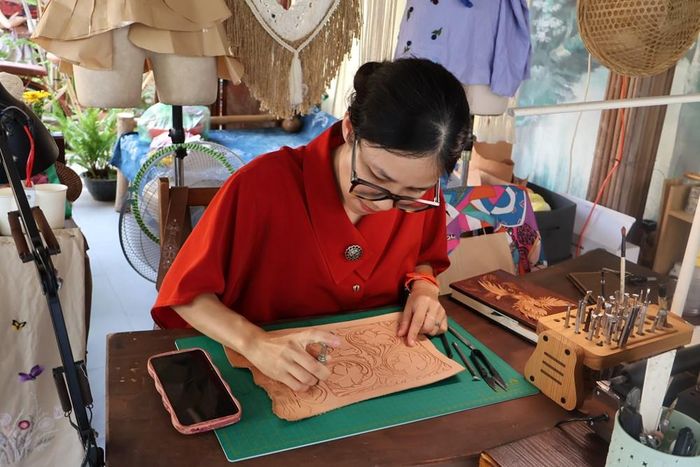 Điêu khắc trên da tại workshop đồ da thủ công của Sa Tế, Xóm Thủ công Hội An