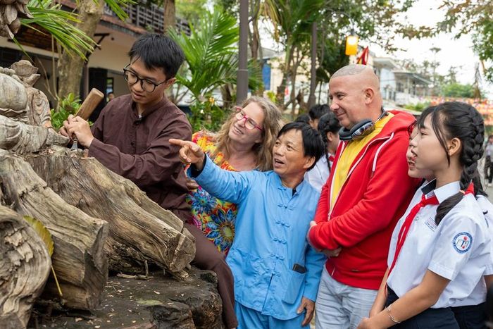 Du khách khám phá nghề mộc tại làng mộc Kim Bồng