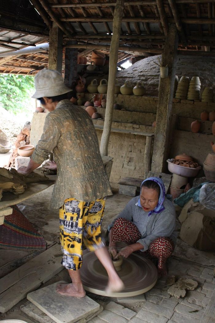Bàn xoay gốm chân truyền thống của làng Gốm Thanh Hà