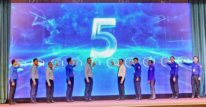 Các đại biểu đặt tay vào vị trí trên màn hình, thực hiện nghi thức khai mạc chương trình giao lưu