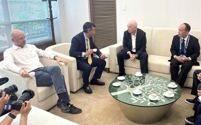 Lãnh đạo VFF trò chuyện với Chủ tịch FIFA tại sân bay Nội Bài