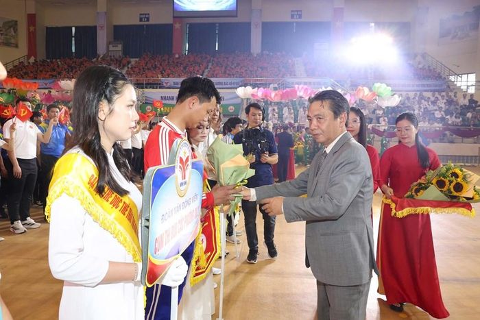 Thứ trưởng Bộ VHTTDL Hoàng Đạo Cương tặng hoa chúc mừng các vận động viên